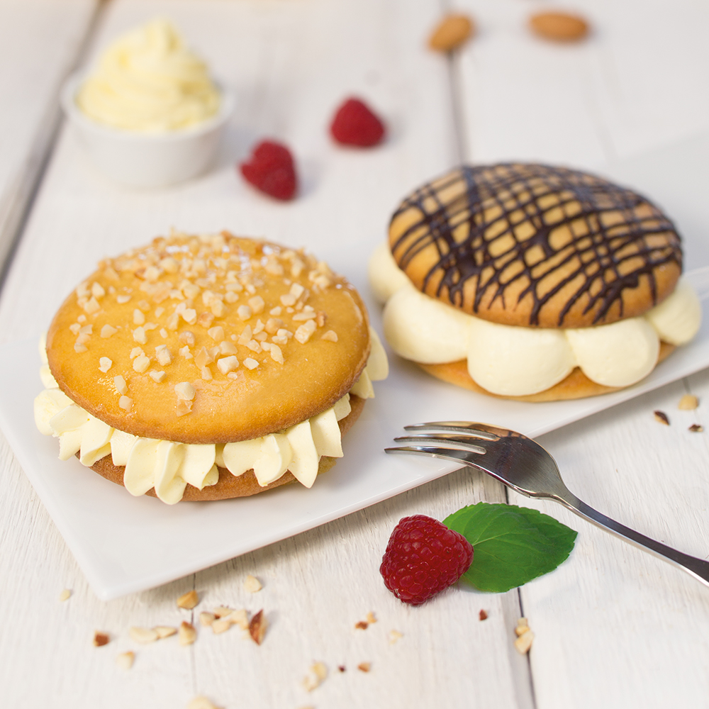 Zwei gefüllte Sandwichgebäcke Phoenix Vanille Vollmilch Fuellcreme