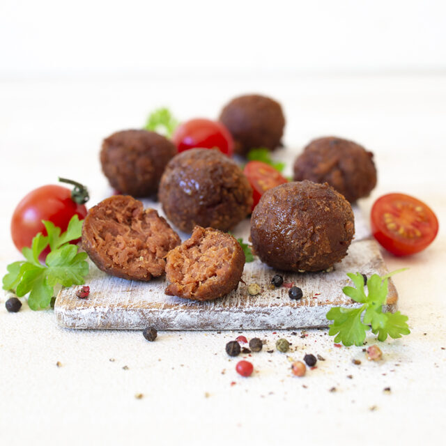 Vitatex Hackbaellchen, angerichtet mit Tomaten