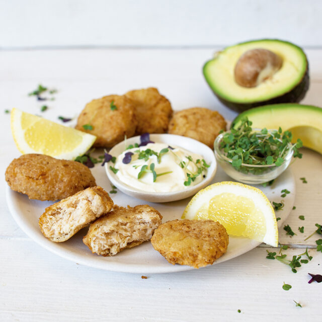 Mehrere angerichtete Vitatex Nuggets mit Dip und Avocado und Zitrone