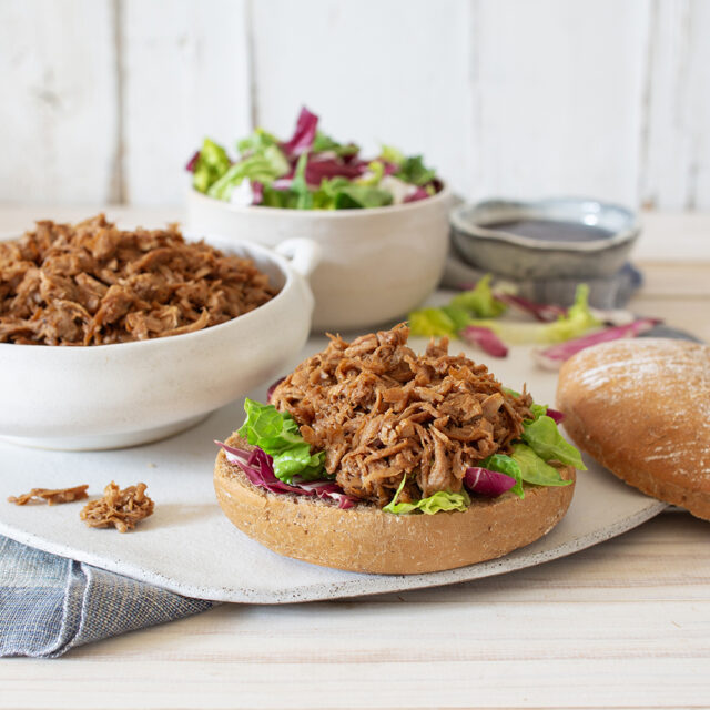 Vitatex Pulled Meat angerichtet auf einem Brötchen mit Salat