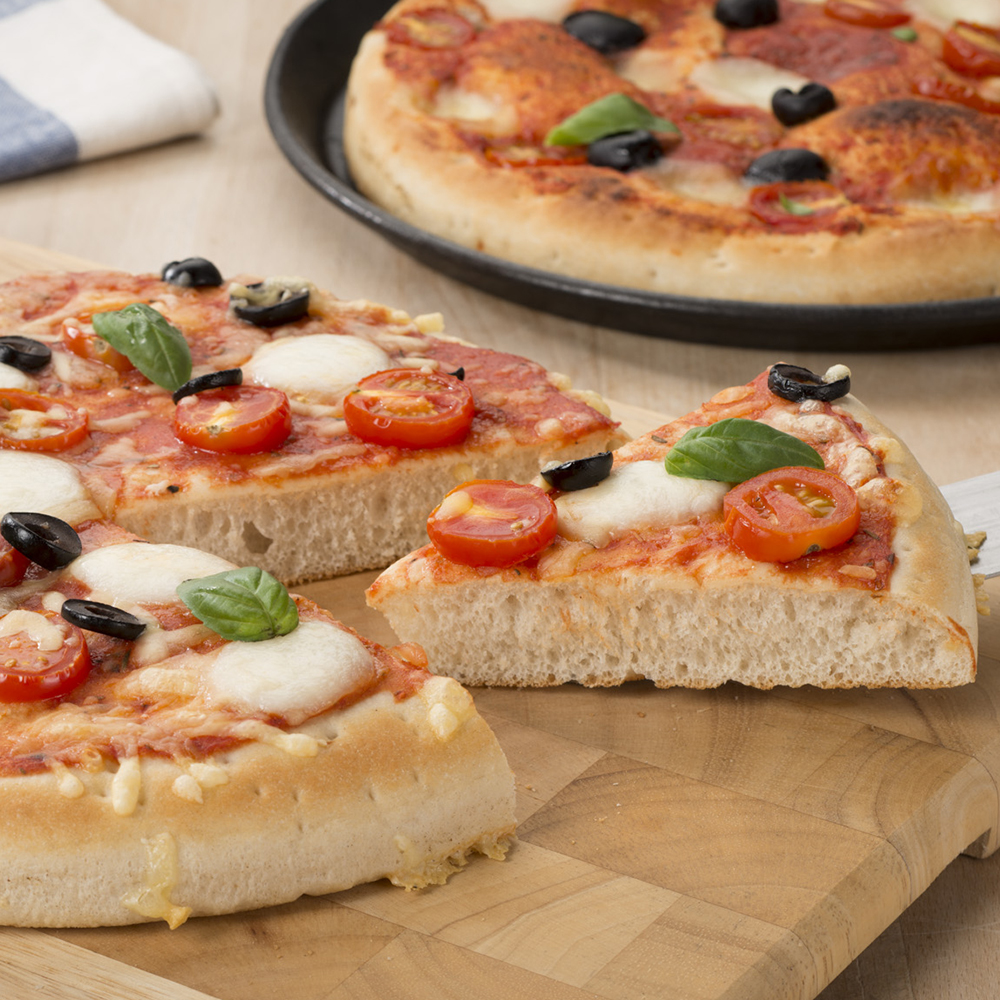 Purafarin Pizza mit einem Pizzastück hervorgehoben