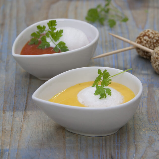 Zwei Purafarin Saucen, eine rote und eine gelbe in kleinen Schalen