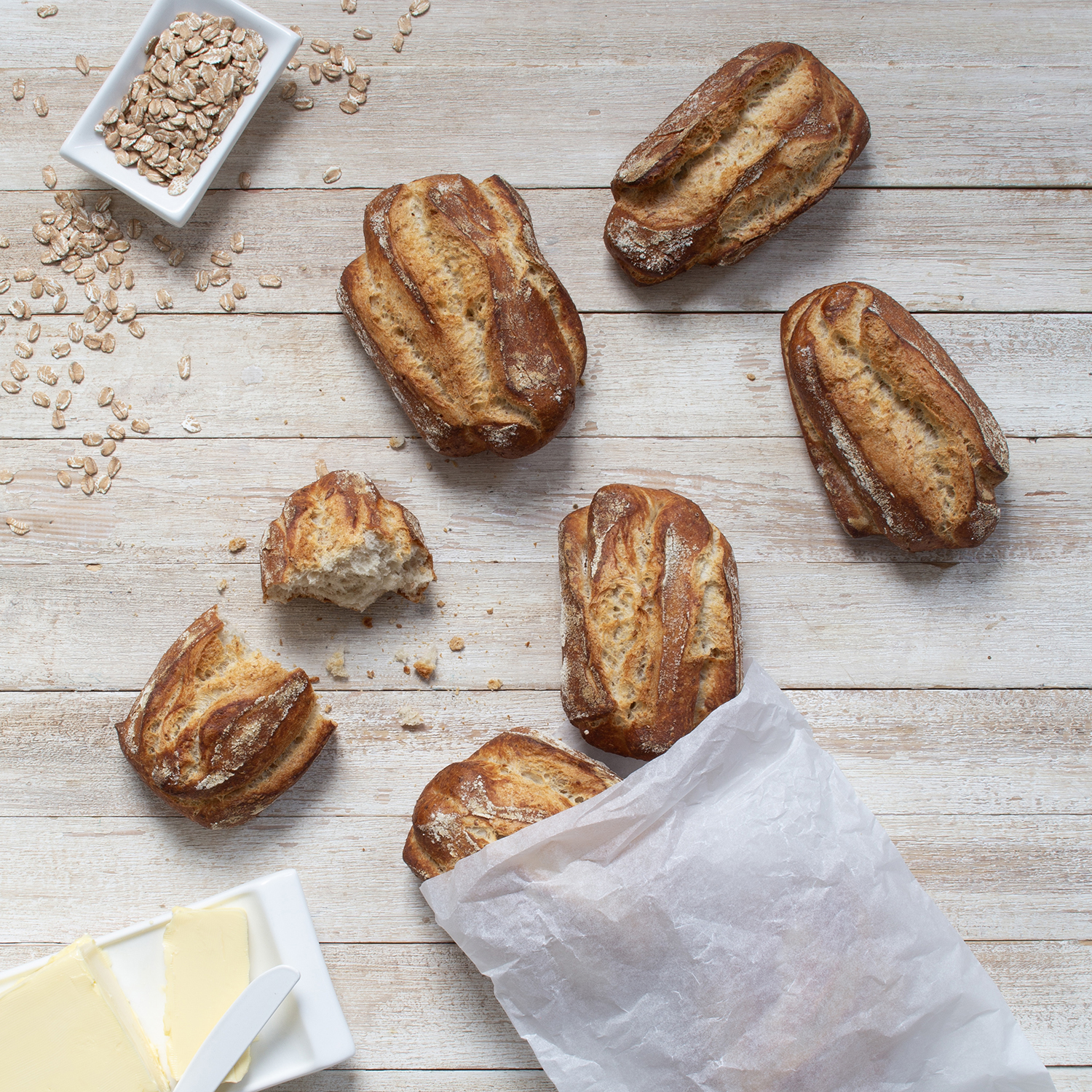 Mehrere Dinkel Knueppel auf einem Tisch