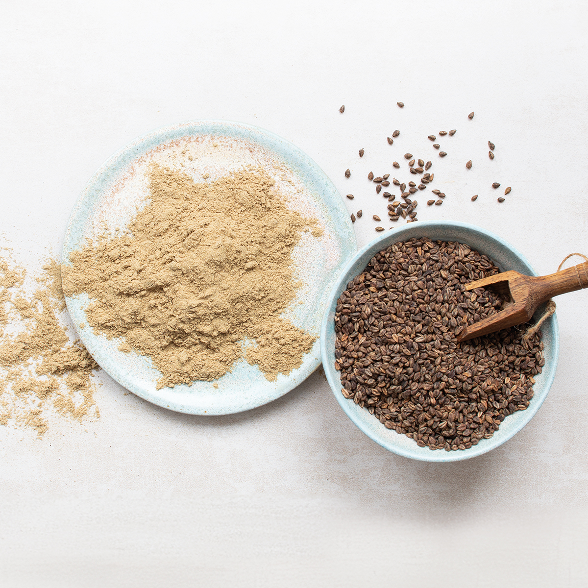 Eine Schale mit tatarischem Buchweizen und ein Teller mit RUTIN X® Powder