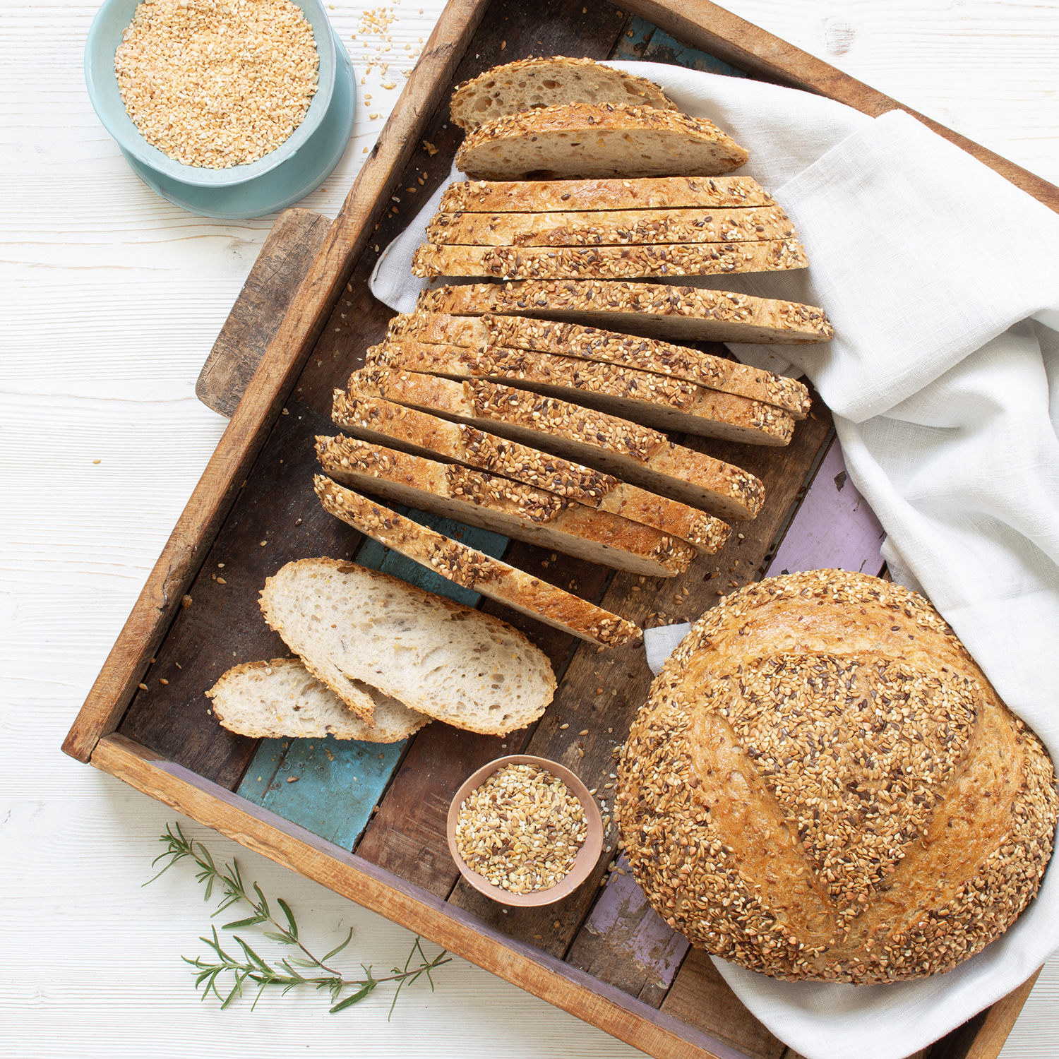 Saatenwurz angerichtet und geschnittene Scheiben