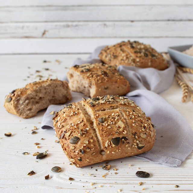 Mehrere Brötchen mit Schneedinkel