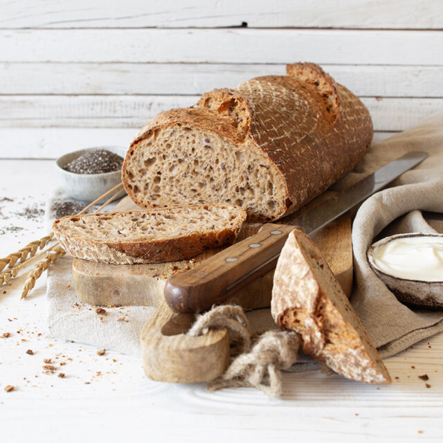 Aufgeschnittenes Brot mit Schneedinkel
