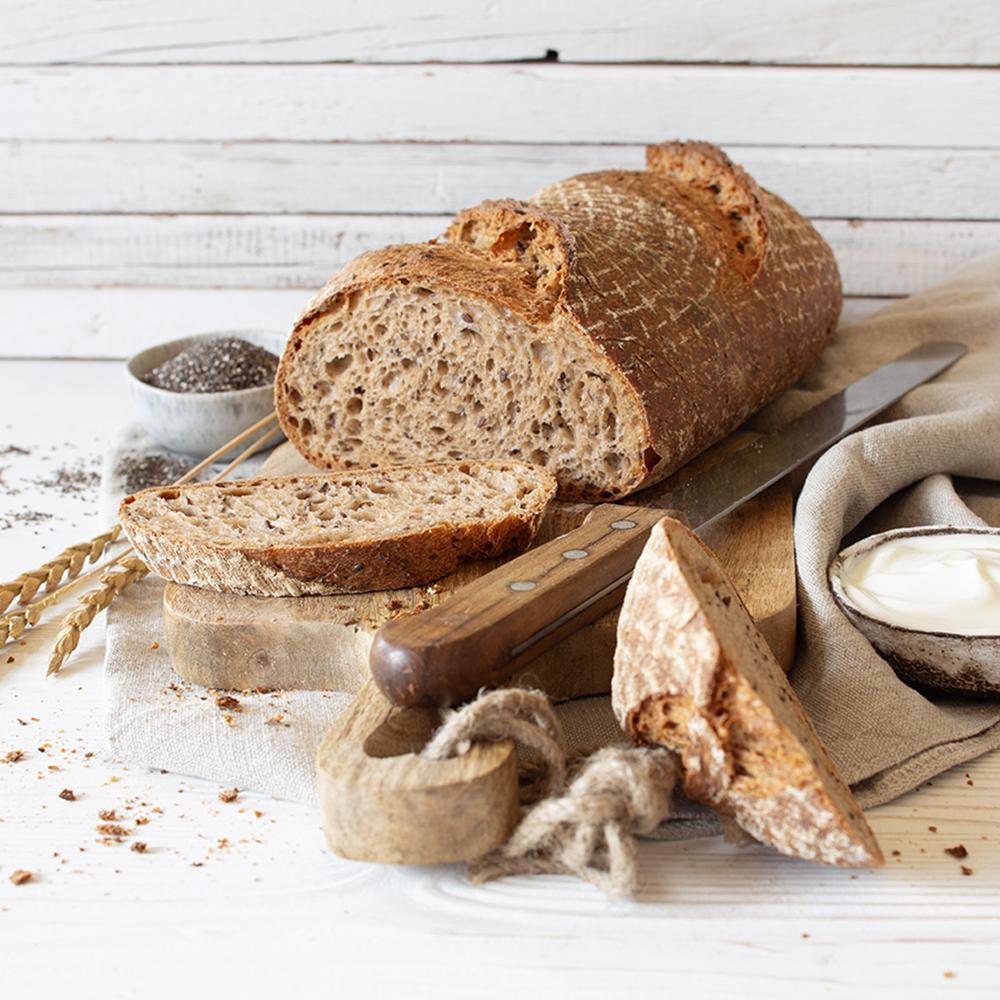 Aufgeschnittenes Brot mit Schneedinkel