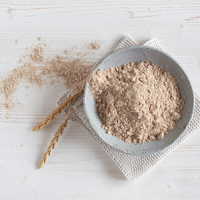 Schneedinkel Rohstoff in einer Schale